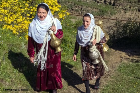 ARD/WDR WELTREISEN, "Durch´s wilde Dagestan", Ein Film von Ina Ruck, am Samstag (15.06.13) um 16:00 Uhr im ERSTEN. Die Wasserträgerinnen aus Kubatschi holen täglich ihr Wasser, es gibt kein fliessendes. © WDR/Ewgenij Rudnij, honorarfrei - Verwendung gemäß der AGB im engen inhaltlichen, redaktionellen Zusammenhang mit genannter WDR-Sendung bei Nennung "Bild: WDR/Ewgenij Rudnij" (S1). WDR Presse und Information/Bildkommunikation, Köln, Tel: 0221/220 -7132 oder -7133, Fax: -777132, bildkommunikation@wdr.de